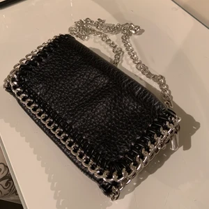 Väska med kedja  - Fin väska i fint skick. Köpt på scorett. 🥰🥰