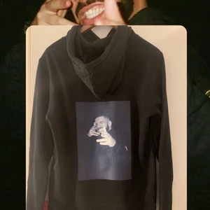 Drake hoodie - Helt ny. Trycker valfria tyck, om du är intresserad att tycka en egen kan du skriva här eller Instagram: tigrenior  Storleken är M i herr. Passar även dem som har mindre storlek bara att den sitter oversize   Priset för frakten är 80kr, men kan mötas upp i Helsingborg.  Unisex