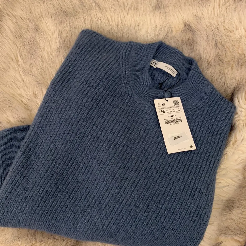 Säljer denna jätte fint helt oanvänt slutsåld tröja från Zara. Storlek M men skulle säga passar till S och XS också!💕 Köparen står för frakten!💕 Buda i kommentarerna. Stickat.