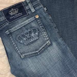 Säljer ett par as balla Victoria beckham jeans!🦋           Buda i kommentarer från 150 eller kom privat :)            (Spårbart paket) bud på 410kr, men kan köpas för 490 direkt✨