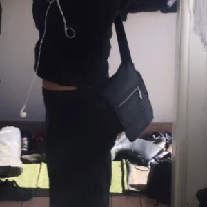 Svart väska  - Snygg svart väska med många använda bara fack! Köpt second hand! Slitningar i väskan och en dragkedja som inte funkar därmed det låga priset!💋