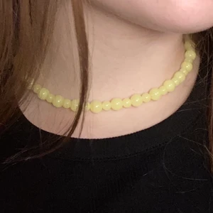 Halsband - Super fint gult halsband!!🥰🥰 kontakta för mer bilder eller info!