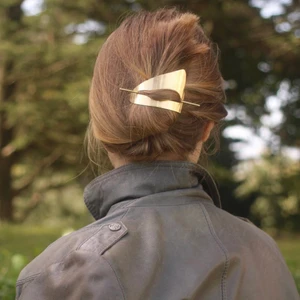 Håraccessoar - Guldig håraccessoar från Complement (finns bla på Åhléns), aldrig använd 🌟 första bilden är inspiration!                                                             Kolla gärna in mina andra annonser!