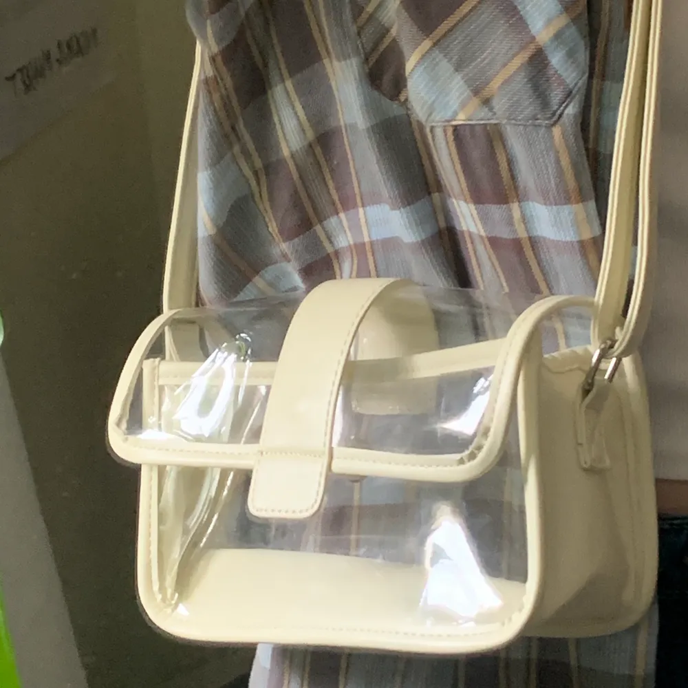 Fin genomskinlig väska med justerbara axelband, så man kan göra den både kortare och längre! 😎. Väskor.