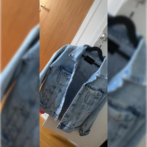 Jeansjacka  - Jeansjacka från bik bok i storlek xs men är ovesized