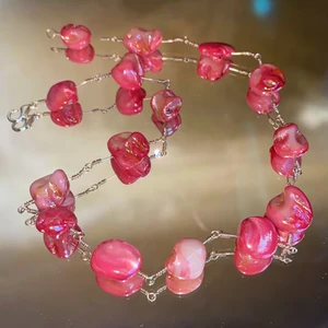 Halsband - Ett fint handgjort halsband mer unika rosa pärlor💃🏼 spännet är försilvrat och frakten ingår i priset❤️                                                                                 —————————————————————————————           Jag kan göra specialbeställda smycken, det är bara att höra av dig❤️🌟 —————————————————————————————                    Kika gärna in på min profil, säljer en massa olika handgjorda smycken💃🏼 perfekt till dig själv eller i present till någon❣️✨        