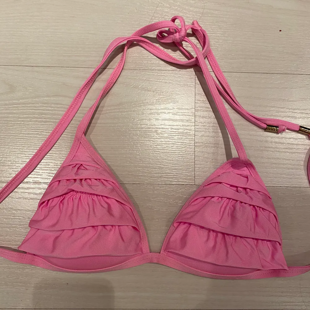 A pink bikini top by Voda Swim. It has layered material at the front and 24k gold details at the straps.  Has a particular seamless push up effect that the brand is famous for. It’s super flattering and high quality! Fits a regular size M or a C cup. Only selling because I got the wrong size. 💞. Övrigt.
