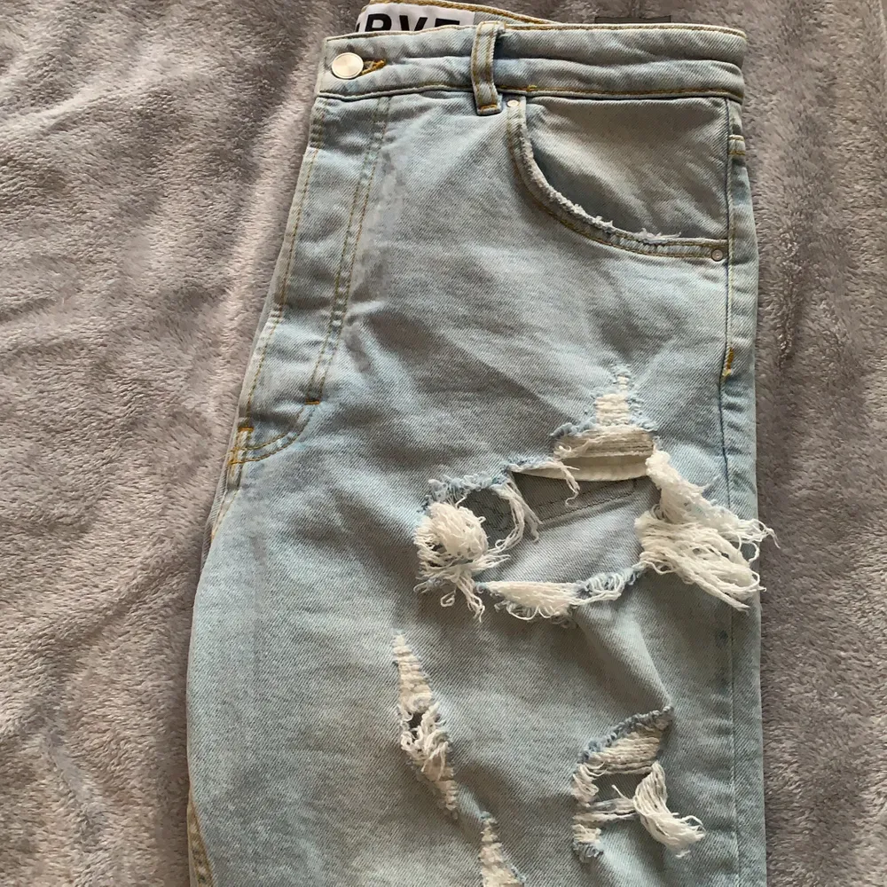 Ljusblå stentvättade högmidjade jeans. Stretchiga med hål på snygga ställen. Bra kvalité. Ordentliga fickor. Använd ett fåtal gånger, inga fläckar eller hål (som inte ska vara där). Köptes för 500kr. Jeans & Byxor.