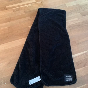 Halsduk från OU-76 - Köpt på Urban outfitters för 400kr. Aldrig använd och därför i mycket bra skick. Kommer från djur och rökfritt hem. Fluffig och därför mycket mysig. Säljer för 150kr+ frakt. Står inte för postens slarv eller fraktkostnad. 