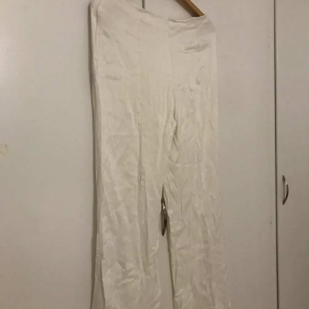 Quality: used but good condition. White trousers with open knees sexy for summer! . Jeans & Byxor.