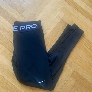 Nike pro tights - Snygga Nike PRO tights endast använda ett tillfälle, och självklart- tvättade 🤓 köpta på sportamore för ca 400 kr🌸