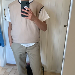 Sweater Vest i bomull  - Säljer en vintage väst i bomull som låg och dammade i min garderob. Västen är från märket Grizzly Profile i storlek Xl men sitter skönt oversized på mig som är 168 lång och vanligtvis har runt storlek small eller medium på andra kläder. 