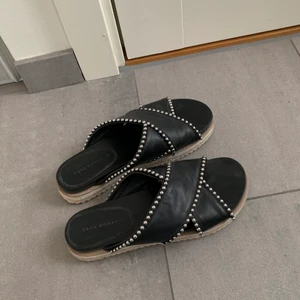 Zara Tofflor - Coola tofflor från Zara i läder imitation! Sällan använda och i därför bra skick! Köparen står för frakt! Just nu pågår en budgivning och dem ligger på 200 kr!!!