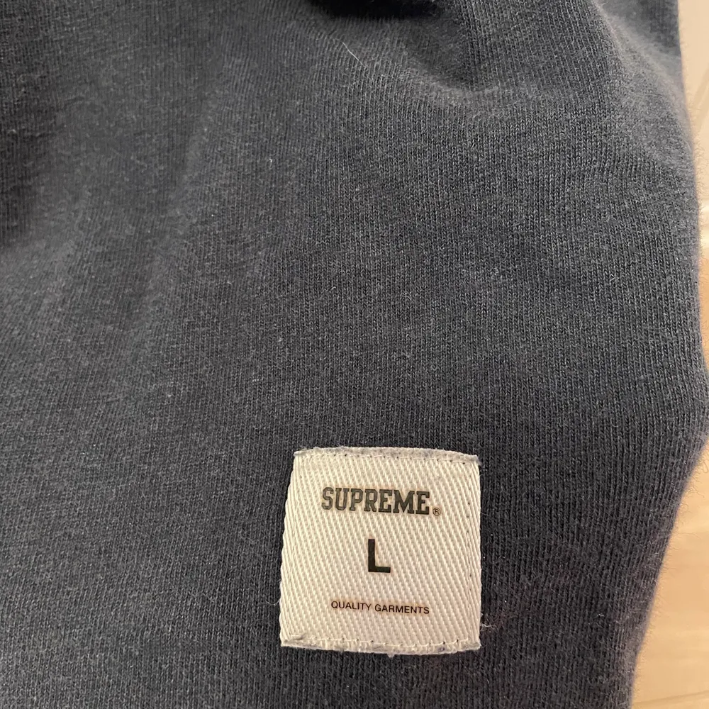 Asfet supreme tröja med StockX taggen kvar alltså autentisk (äkta). Storlek L och toppskick Con 10/10 PRIS DISKUTERAS I DM. Tröjor & Koftor.