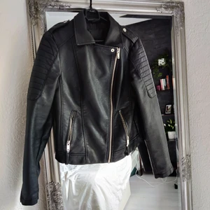 Skinnjacka - En skinnjacka från Cubus i storlek 36! Nästan nyskick då den är använd ett fåtal gånger 🤍 Pris går alltid att diskutera, gäller andra plagg också då jag vill bli av med allting!