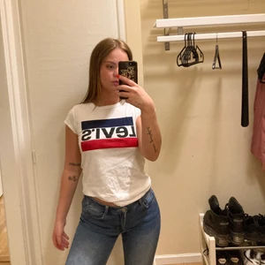 Levis  - Vanlig vit t-shirt från Levis, 158 i strl så passar en xs.