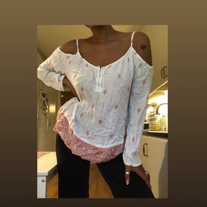 Vit mönstrad blus - Denna sockersöta blus används för lite hos mig! Jag ser till att stryka den innan leverans ;)