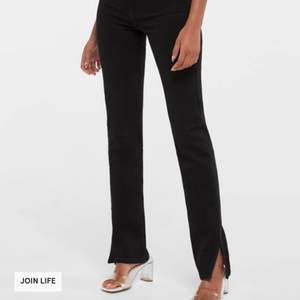 Svarta jeans ifrån bershka i st 36, aldrig använda endast testade.  Köpta för ca 300 säljer för 150, pris går att diskutera 