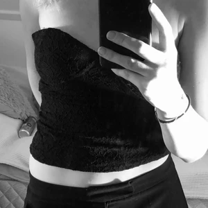 Svart topp utan ärmar  - Sitter super snyggt och formar sig väldigt fint. Aldrig använd.