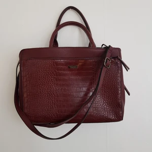 Dondonna datorväska - Ej använd. Fin väska med många fack, en särskilt för laptop.