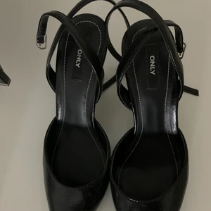 Klackskor  - Fina svarta klackskor som man knyter runt ankeln 