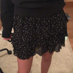 Volangskjol - Superfin volangkjol från Zara💖, köpte den i strl L men har sytt in den rätt mycket. Så passar nog s-m