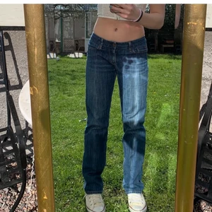 levis jeans - säljer dessa lågmidjade levis jeans som är köpta här på plick då de var för stora på mig (förra ägarens bilder) står i byxorna att storleken är w29 och midjemåttet är 80-85cm. passar inte någon längre än 168 💕 köpare står för frakt