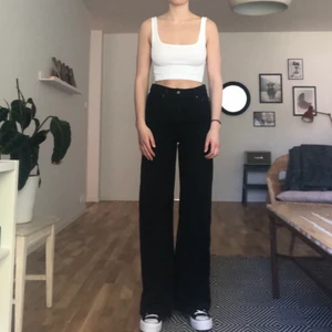 Levis Ribcage Wide leg w26  - Helt oanvända Levis Ribcage. Har sprättat upp de längst ner för att de ska gå över skorna. Jag är 173 cm. Köpare betalar frakt.
