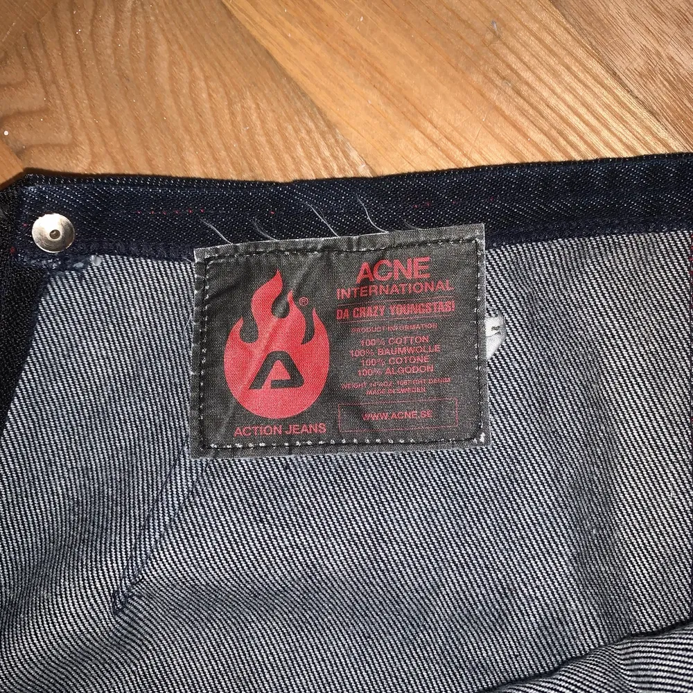 Ett par skit snygga acne jeans som tyvärr var för små för mig 💔 jätte snygg färg och modell! Går dragkedja längs med benen! Köparen står för frakt💕. Jeans & Byxor.