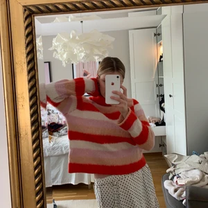 Stickad träja - En fin tröja att ha över en klänning eller kjol i sommar! Fint skick💞 hör av er vid frågor!