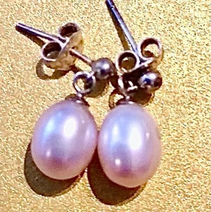 Örhängen  - Silver med rosa sötvattenspärla . Storlek pärla 5*7 mm. 