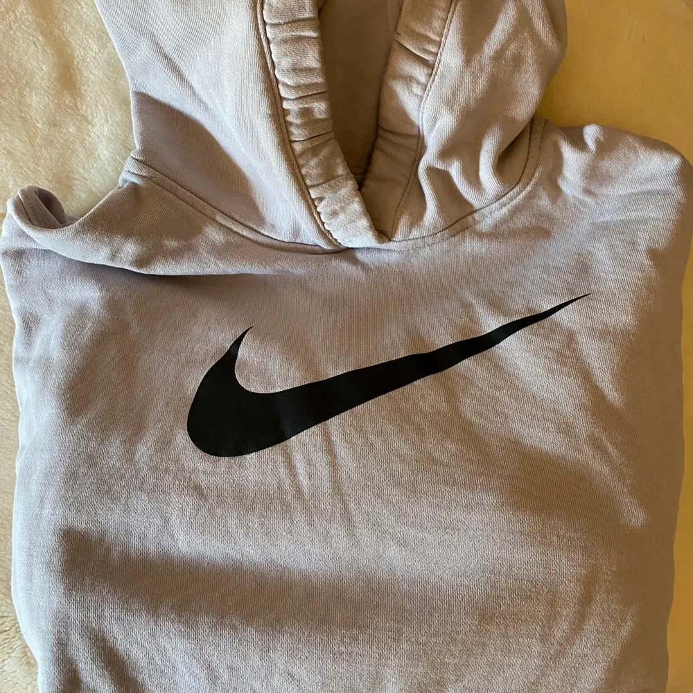 Säljer en super fin knappt använd Nike tröja i ljus-lila! Kan skicka fler bilder 💓. Hoodies.