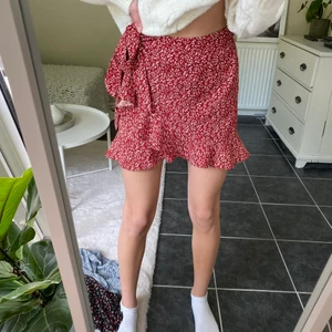 Storlek xs - Röd kjol från shein. Aldrig använd💓 frakten kostar 50