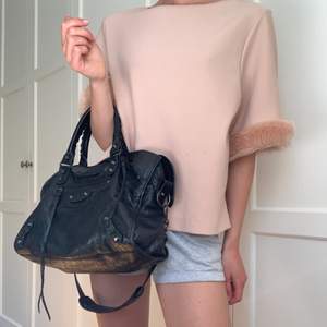Ljusrosa tröja från Zara med fakepäls detalj på ärmarna i storlek Small. Köparen står för frakten! ☺️☺️