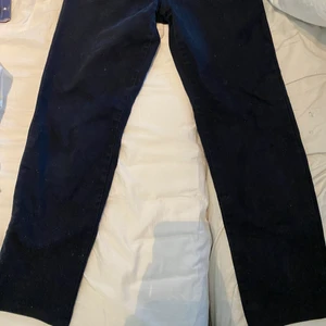 skit snygga jeans - supersöta ”mom” jeans fast lite tajtare, köpta på humana för ca ett år sen, i bra skick!! inte använda så ofta. byxorna är i en kort modell, skriv för fler bilder!!