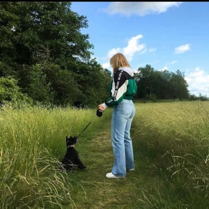 Monki wide leg jeans - Storlek 29 i midjan. Är 165 cm lång. Säljer för dom är aaaldeles för små!! Köptes för nått år sen tror många av er vet vilka jeans de är hahah. 