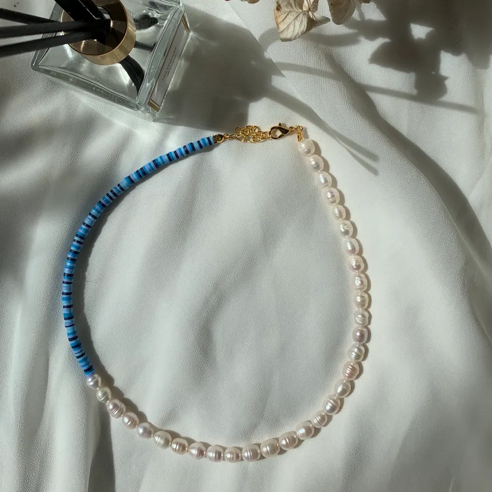 (Kolla gärna in Instagram @aliceruthjewelry där jag säljer fler smycken) Halsband av äkta sötvattenspärlor och polymerpärlor i blandade färger💙  Perfekt till sommaren🌊☀️ (finns även i andra färger) 249kr     . Accessoarer.