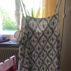 Linne blå vit - Söt litet linne vet inte vart den är ifrån men köpte den utomlands, 