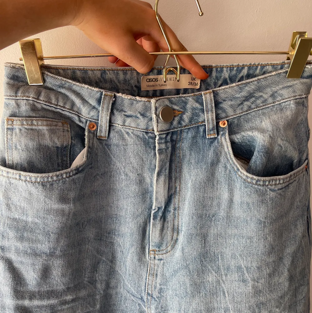 Snygga jeans från Asos i storlek 28/36. De är från Tall kollektion, men för mig som är 180cm är de för korta. Om man är kortarde kommer de sitta supersnyggt och lite mer baggy.  De är använda men i bra skick. . Jeans & Byxor.