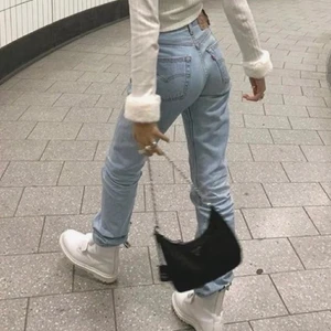 ljusblå vintage levis - säljer mina favorita levis byxor, knappt använda! perfekta för sommaren :) passar baggy :) model (501) tar bud privat eller i kommenterna! Tack för eras tid. Bud ligger på: 530kr! seriösa köpare TACK.