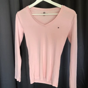 Tommy hilfiger tröja strl XS - Ljusrosa, v-ringad Tommy hilfiger tröja i nyskick.              ⭐️Betalning sker via Swish⭐️                                         ⭐️Allting tvättas såklart innan det skickas⭐️ 