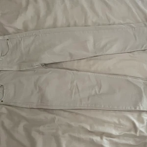 Beigea jeans - Väldigt fina byxor, gör små för mig så kan ej använda dem, dem sitter väldigt fint så kommer definitivt köpa större. 
