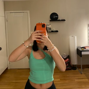 Grönt linne - Ett vanligt grönt linne som man kan använda på olika sätt (se bilderna ovan). Helt oanvänd och i storlek S men skulle även passa de i XS som jag är i. Frakten ingår ej