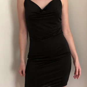 Klänning - Säljer denna fina klänningen pga att den ej kommer till användning den är använd endast en gång. Den köptes för 500kr och finns ej kvar i butik, den är i ett väldigt fint skick.