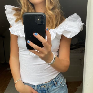 Volang topp - En topp med volanger 🤩🤩 köparen står för frakt 💘