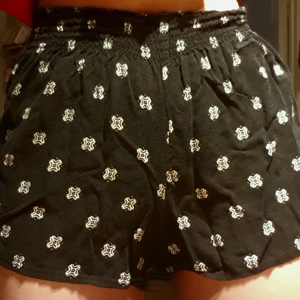 Säljer mina sommar shorts! ☀️ De är i storlek XS, och i bra skick! Färgen på dem i verkligheten syns bäst på sista bilden! De har blivit för små för mig, därför säljer jag dem! De är lite revealing, de visar alltså rumpan. Super skön till sommaren eller bara för att ha på sig hemma! Kramar verkligen midjan så man får en bra figur! Priset är EXKLUSIVE frakt. Kan frakta med frimärken (12-24kr) eller med postnords spårbara på 66kr! ❤. Shorts.