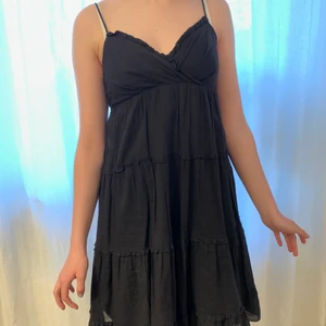 Söt klänning - Fin klänning som tyvärr inte används, den har flera ”lager” och tunna axelband samt fina detaljer vid kanter. Har en dragkedja på sidan och är i fint skick!!💗💗