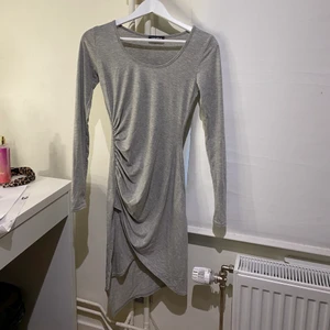 Gråklänning strl xs/xs - Jätte fin klänning perfekt till sommaren tyvärr passar den inte mig som är 175 cm och brukar bära storlek S❣️köpare står för frakt❣️