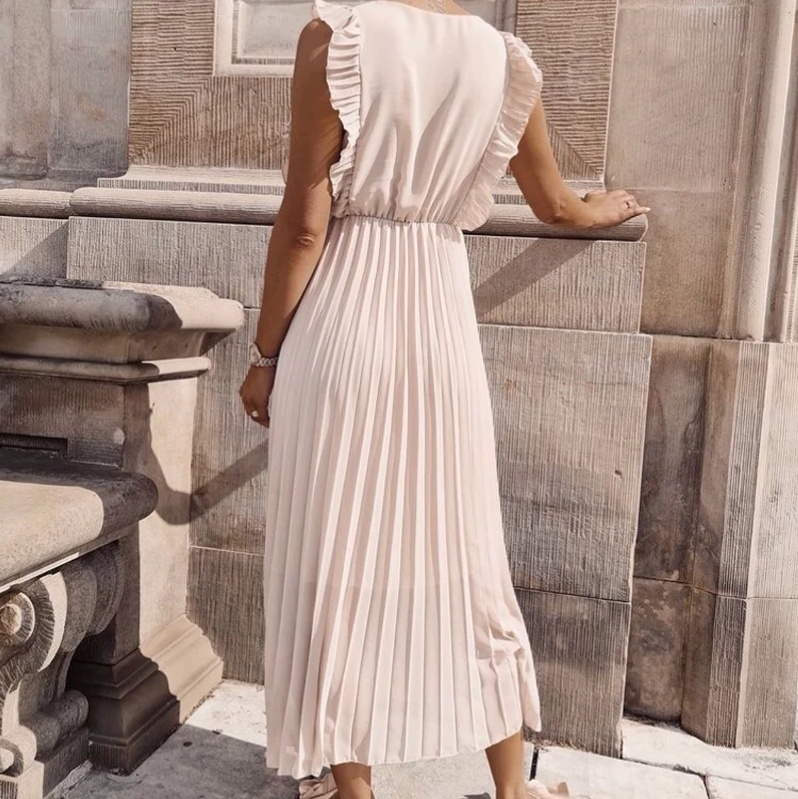 Beige chiffon klänning passar 36-40  - 90