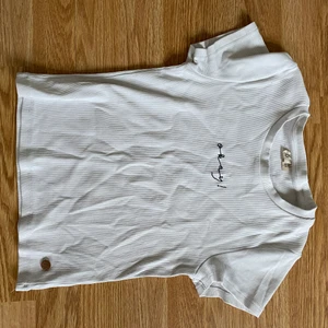 Lindex t-shirt med ett ribbat tyg och ett svart tryck som säger- okey - Vit t-shirt med ribbat tyg och ett svart tryck